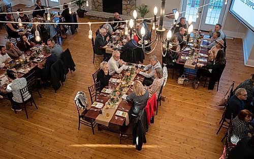 JESSICA LEE / WINNIPEG FREE PRESS
Attendees are seated at the Free Press Fall Supper at Whitetail Meadow on October 17, 2021. The meal included a fall harvest salad, sunflower oil poached chicken breast and a prairie berry cannoli.