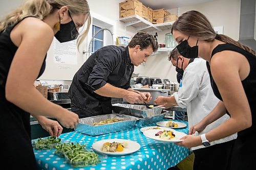 JESSICA LEE / WINNIPEG FREE PRESS

Chefs plate sunflower-oil-poached chicken breasts for the Free Press Fall Supper at Whitetail Meadow on October 17, 2021.









