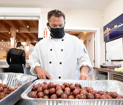 JESSICA LEE / WINNIPEG FREE PRESS

A chef prepares tomatoes for the Free Press Fall Supper at Whitetail Meadow on October 17, 2021.






