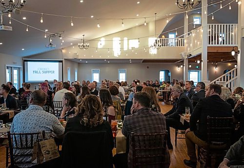 JESSICA LEE / WINNIPEG FREE PRESS
Attendees are seated at the Free Press Fall Supper at Whitetail Meadow on October 17, 2021. The meal included a fall harvest salad, sunflower oil poached chicken breast and a prairie berry cannoli.