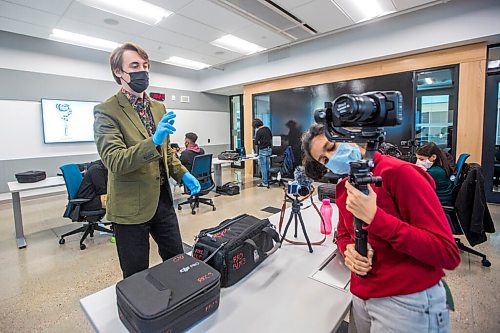 MIKAELA MACKENZIE / WINNIPEG FREE PRESS

Instructor Rylaan Gimby (left) shows student Margi Chauhan how to set up a gimbal in the Digital Film and Media Production program freelance video class at RRC Polytechs new Innovation Centre in Winnipeg on Monday, Oct. 18, 2021. This program is the first to be learning in the new space. For Josh Frey-Sam story.
Winnipeg Free Press 2021.