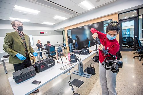 MIKAELA MACKENZIE / WINNIPEG FREE PRESS

Instructor Rylaan Gimby (left) shows student Margi Chauhan how to set up a gimbal in the Digital Film and Media Production program freelance video class at RRC Polytechs new Innovation Centre in Winnipeg on Monday, Oct. 18, 2021. This program is the first to be learning in the new space. For Josh Frey-Sam story.
Winnipeg Free Press 2021.