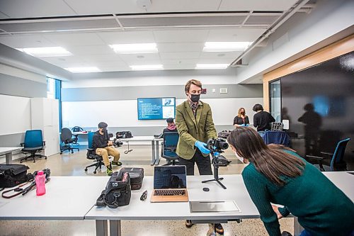 MIKAELA MACKENZIE / WINNIPEG FREE PRESS

Instructor Rylaan Gimby (centre) shows student Fawnda Neckoway how to set up a gimbal in the Digital Film and Media Production program freelance video class at RRC Polytechs new Innovation Centre in Winnipeg on Monday, Oct. 18, 2021. This program is the first to be learning in the new space. For Josh Frey-Sam story.
Winnipeg Free Press 2021.