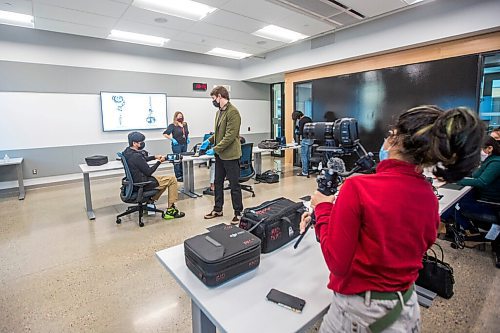 MIKAELA MACKENZIE / WINNIPEG FREE PRESS

Instructor Rylaan Gimby (centre) shows students how to set up their gimbals in the Digital Film and Media Production program freelance video class at RRC Polytechs new Innovation Centre in Winnipeg on Monday, Oct. 18, 2021. This program is the first to be learning in the new space. For Josh Frey-Sam story.
Winnipeg Free Press 2021.