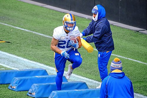 MIKE DEAL / WINNIPEG FREE PRESS
Winnipeg Blue Bombers Brady Oliveira (20) and a sidelined Andrew Harris during practice at IG Field Tuesday morning.
211019 - Tuesday, October 19, 2021.