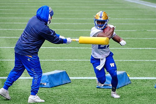 MIKE DEAL / WINNIPEG FREE PRESS
Winnipeg Blue Bombers Johnny Augustine (27) during practice at IG Field Tuesday morning.
211019 - Tuesday, October 19, 2021.