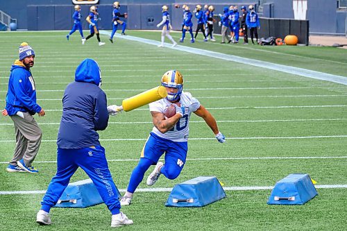 MIKE DEAL / WINNIPEG FREE PRESS
Winnipeg Blue Bombers Brady Oliveira (20) during practice at IG Field Tuesday morning.
211019 - Tuesday, October 19, 2021.