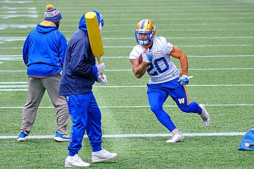 MIKE DEAL / WINNIPEG FREE PRESS
Winnipeg Blue Bombers Brady Oliveira (20) during practice at IG Field Tuesday morning.
211019 - Tuesday, October 19, 2021.