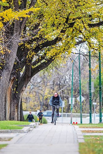 MIKAELA MACKENZIE / WINNIPEG FREE PRESS

Mark Reid cycles along Assiniboine Avenue underneath a canopy of the last fall leaves in Winnipeg on Tuesday, Oct. 19, 2021. Standup.
Winnipeg Free Press 2021.