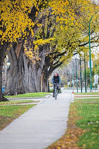 MIKAELA MACKENZIE / WINNIPEG FREE PRESS

Mark Reid cycles along Assiniboine Avenue underneath a canopy of the last fall leaves in Winnipeg on Tuesday, Oct. 19, 2021. Standup.
Winnipeg Free Press 2021.