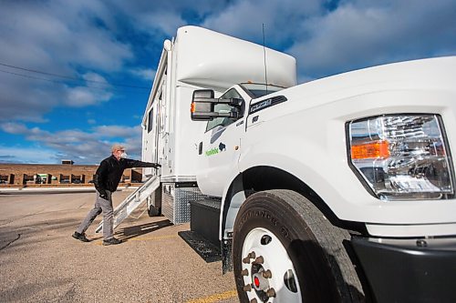 MIKAELA MACKENZIE / WINNIPEG FREE PRESS

Scott Davies, emergency response coordinator for Manitoba Conservation and Climate, shows the new mobile air-monitoring station in Winnipeg on Tuesday, Oct. 19, 2021. For Carol story.
Winnipeg Free Press 2021.