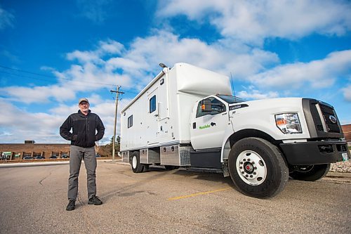 MIKAELA MACKENZIE / WINNIPEG FREE PRESS

Scott Davies, emergency response coordinator for Manitoba Conservation and Climate, poses for a portrait in front of the new mobile air-monitoring station in Winnipeg on Tuesday, Oct. 19, 2021. For Carol story.
Winnipeg Free Press 2021.