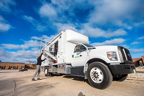 MIKAELA MACKENZIE / WINNIPEG FREE PRESS

Scott Davies, emergency response coordinator for Manitoba Conservation and Climate, shows the new mobile air-monitoring station in Winnipeg on Tuesday, Oct. 19, 2021. For Carol story.
Winnipeg Free Press 2021.