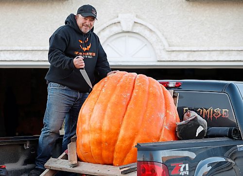 JOHN WOODS / WINNIPEG FREE PRESS
Chris Okell prepares to carve up one of his 500 lb pumpkins at his home in Winnipeg Tuesday, October 19, 2021. Okell raises money for Cancer Care.

Reporter: Piche