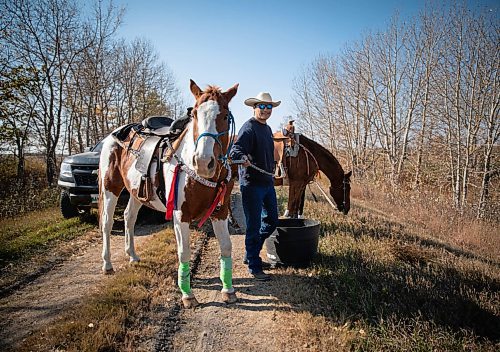 JESSICA LEE / WINNIPEG FREE PRESS

Chris Tacan of the Sioux Valley Dakota Nation Unity Riders leads horses during a pit stop during the annual Kidney Walk and Ride on October 10, 2021. 

Reporter: Melissa
