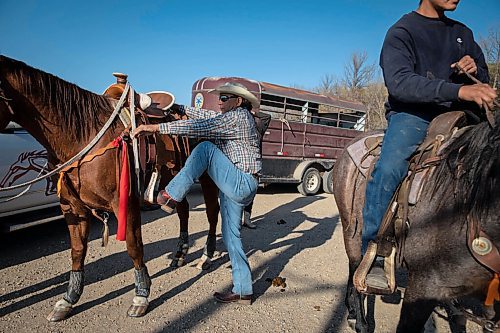 JESSICA LEE / WINNIPEG FREE PRESS

Travis Mazawasicuna of the Sioux Valley Dakota Nation Unity Riders climbs on his horse during the final leg of the annual Kidney Walk and Ride on October 10, 2021. 

Reporter: Melissa