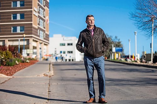 MIKAELA MACKENZIE / WINNIPEG FREE PRESS

Former Liberal MP and ICU doctor Doug Eyolfson poses for a portrait in front of the Grace Hospital in Winnipeg on Wednesday, Oct. 20, 2021. For Dylan story.
Winnipeg Free Press 2021.