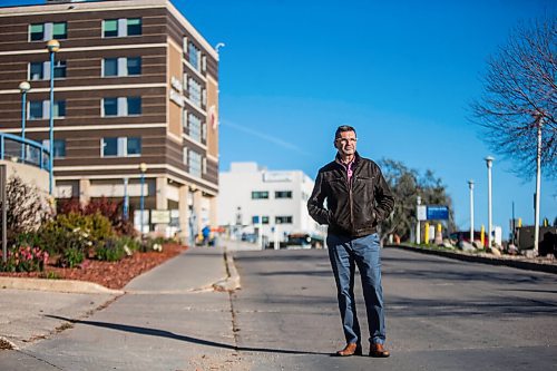 MIKAELA MACKENZIE / WINNIPEG FREE PRESS

Former Liberal MP and ICU doctor Doug Eyolfson poses for a portrait in front of the Grace Hospital in Winnipeg on Wednesday, Oct. 20, 2021. For Dylan story.
Winnipeg Free Press 2021.