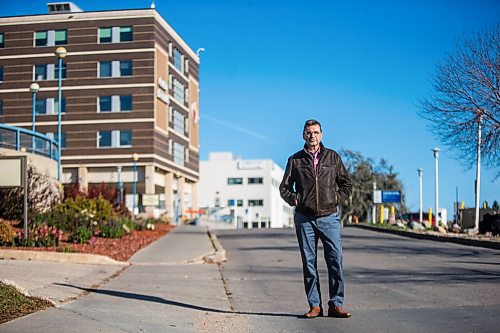 MIKAELA MACKENZIE / WINNIPEG FREE PRESS

Former Liberal MP and ICU doctor Doug Eyolfson poses for a portrait in front of the Grace Hospital in Winnipeg on Wednesday, Oct. 20, 2021. For Dylan story.
Winnipeg Free Press 2021.