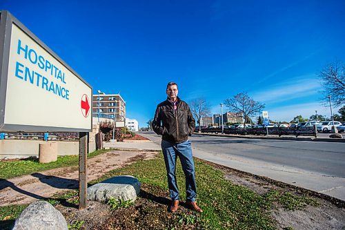 MIKAELA MACKENZIE / WINNIPEG FREE PRESS

Former Liberal MP and ICU doctor Doug Eyolfson poses for a portrait in front of the Grace Hospital in Winnipeg on Wednesday, Oct. 20, 2021. For Dylan story.
Winnipeg Free Press 2021.