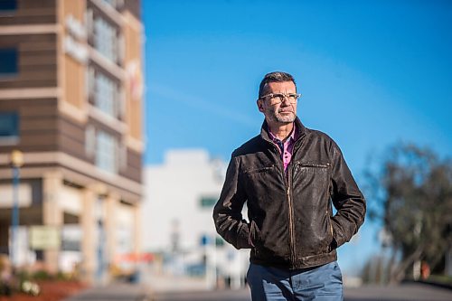 MIKAELA MACKENZIE / WINNIPEG FREE PRESS

Former Liberal MP and ICU doctor Doug Eyolfson poses for a portrait in front of the Grace Hospital in Winnipeg on Wednesday, Oct. 20, 2021. For Dylan story.
Winnipeg Free Press 2021.