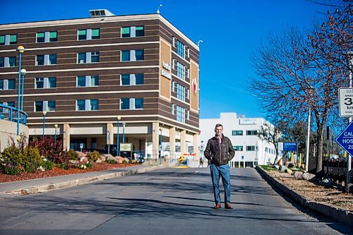 MIKAELA MACKENZIE / WINNIPEG FREE PRESS

Former Liberal MP and ICU doctor Doug Eyolfson poses for a portrait in front of the Grace Hospital in Winnipeg on Wednesday, Oct. 20, 2021. For Dylan story.
Winnipeg Free Press 2021.