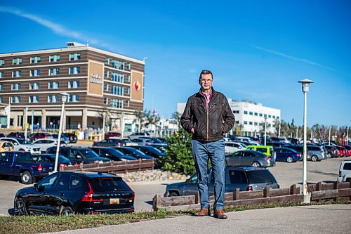 MIKAELA MACKENZIE / WINNIPEG FREE PRESS

Former Liberal MP and ICU doctor Doug Eyolfson poses for a portrait in front of the Grace Hospital in Winnipeg on Wednesday, Oct. 20, 2021. For Dylan story.
Winnipeg Free Press 2021.