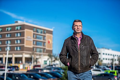 MIKAELA MACKENZIE / WINNIPEG FREE PRESS

Former Liberal MP and ICU doctor Doug Eyolfson poses for a portrait in front of the Grace Hospital in Winnipeg on Wednesday, Oct. 20, 2021. For Dylan story.
Winnipeg Free Press 2021.