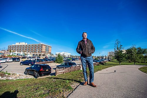 MIKAELA MACKENZIE / WINNIPEG FREE PRESS

Former Liberal MP and ICU doctor Doug Eyolfson poses for a portrait in front of the Grace Hospital in Winnipeg on Wednesday, Oct. 20, 2021. For Dylan story.
Winnipeg Free Press 2021.