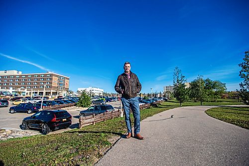 MIKAELA MACKENZIE / WINNIPEG FREE PRESS

Former Liberal MP and ICU doctor Doug Eyolfson poses for a portrait in front of the Grace Hospital in Winnipeg on Wednesday, Oct. 20, 2021. For Dylan story.
Winnipeg Free Press 2021.