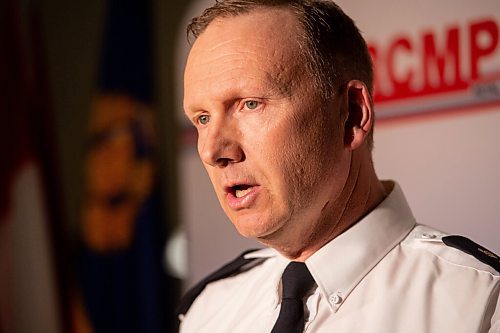 MIKE SUDOMA / Winnipeg Free Press
RCMP Robert Lasson speaks to media Wednesday evening regarding an alert warning the public to be wary of a possibly armed man in the Selkirk/Interlake region Wednesday night
October 20, 2021