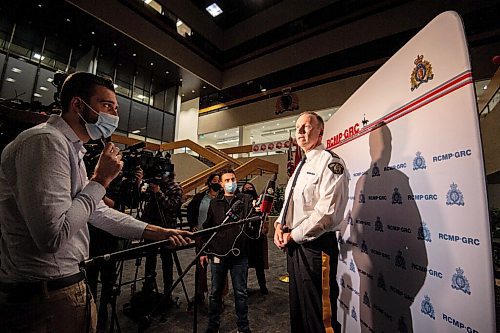 MIKE SUDOMA / Winnipeg Free Press
RCMP Robert Lasson speaks to media Wednesday evening regarding an alert warning the public to be wary of a possibly armed man in the Selkirk/Interlake region Wednesday night
October 20, 2021