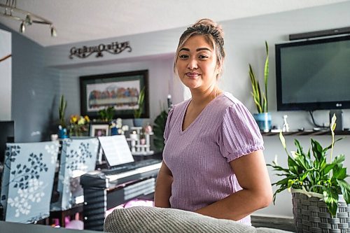 MIKAELA MACKENZIE / WINNIPEG FREE PRESS

Jaynee Medrano, who contracted COVID-19 and was diagnosed with breast cancer within months of each other, poses for a portrait in her home while recovering from surgery in Winnipeg on Thursday, Oct. 21, 2021. For Malak story.
Winnipeg Free Press 2021.