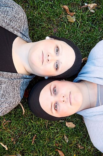 MIKE DEAL / WINNIPEG FREE PRESS
Hailey Belluk (left) and her sister Randi Stevens (right) are both battling breast cancer.
See Melissa Martin story.
211021 - Thursday, October 21, 2021.