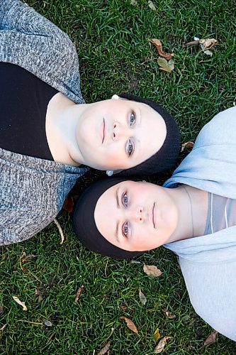 MIKE DEAL / WINNIPEG FREE PRESS
Hailey Belluk (left) and her sister Randi Stevens (right) are both battling breast cancer.
See Melissa Martin story.
211021 - Thursday, October 21, 2021.