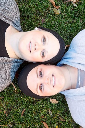 MIKE DEAL / WINNIPEG FREE PRESS
Hailey Belluk (left) and her sister Randi Stevens (right) are both battling breast cancer.
See Melissa Martin story.
211021 - Thursday, October 21, 2021.