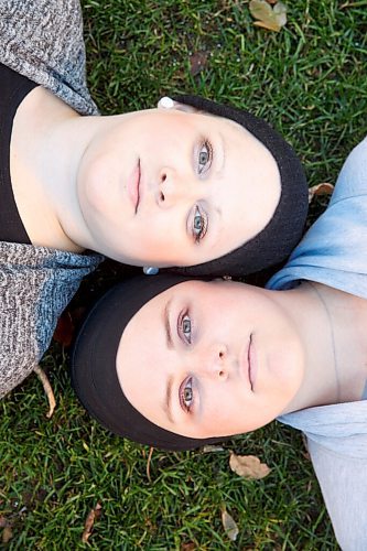 MIKE DEAL / WINNIPEG FREE PRESS
Hailey Belluk (left) and her sister Randi Stevens (right) are both battling breast cancer.
See Melissa Martin story.
211021 - Thursday, October 21, 2021.