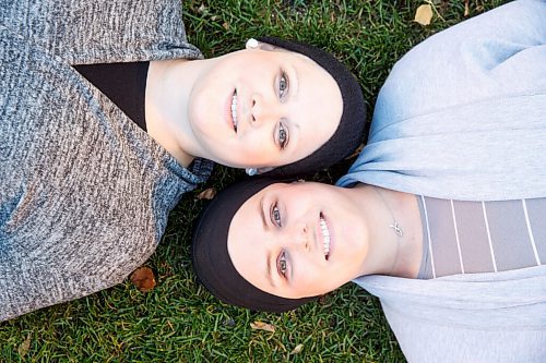 MIKE DEAL / WINNIPEG FREE PRESS
Hailey Belluk (left) and her sister Randi Stevens (right) are both battling breast cancer.
See Melissa Martin story.
211021 - Thursday, October 21, 2021.