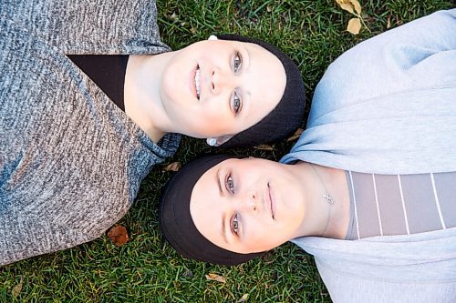 MIKE DEAL / WINNIPEG FREE PRESS
Hailey Belluk (left) and her sister Randi Stevens (right) are both battling breast cancer.
See Melissa Martin story.
211021 - Thursday, October 21, 2021.