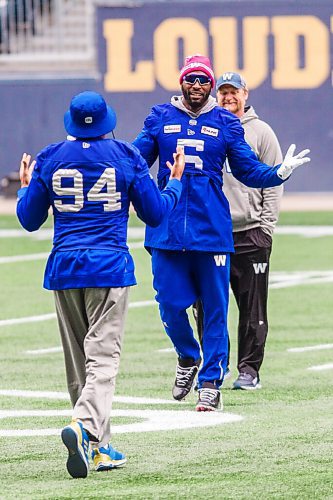 MIKAELA MACKENZIE / WINNIPEG FREE PRESS

Bomber Willie Jefferson greets teammate Jackson Jeffcoat at practice in Winnipeg on Friday, Oct. 22, 2021. For Taylor Allen/Mike Sawatzky story.
Winnipeg Free Press 2021.