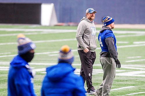 MIKAELA MACKENZIE / WINNIPEG FREE PRESS

Head coach Mike O'Shea at Bombers practice in Winnipeg on Friday, Oct. 22, 2021. For Taylor Allen/Mike Sawatzky story.
Winnipeg Free Press 2021.