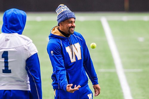 MIKAELA MACKENZIE / WINNIPEG FREE PRESS

Running back Andrew Harris laughs while tossing a tennis ball back and forth at Bombers practice in Winnipeg on Friday, Oct. 22, 2021. For Taylor Allen/Mike Sawatzky story.
Winnipeg Free Press 2021.
