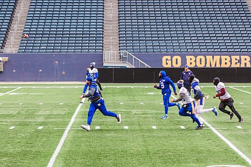 MIKAELA MACKENZIE / WINNIPEG FREE PRESS

The Bombers practice in Winnipeg on Friday, Oct. 22, 2021. For Taylor Allen/Mike Sawatzky story.
Winnipeg Free Press 2021.