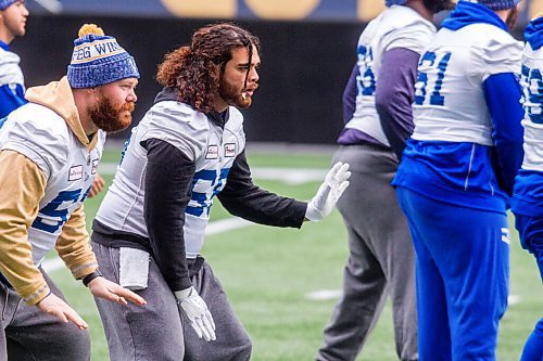 MIKAELA MACKENZIE / WINNIPEG FREE PRESS

Bomber Asotui Eli (centre) at practice in Winnipeg on Friday, Oct. 22, 2021. For Taylor Allen/Mike Sawatzky story.
Winnipeg Free Press 2021.