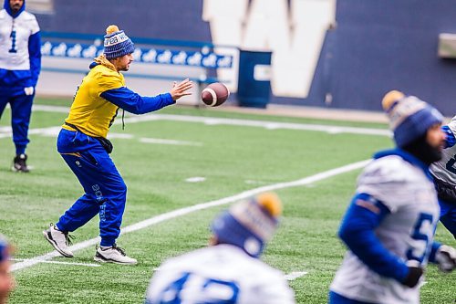 MIKAELA MACKENZIE / WINNIPEG FREE PRESS

Quarterback Zach Collaros at Bombers practice in Winnipeg on Friday, Oct. 22, 2021. For Taylor Allen/Mike Sawatzky story.
Winnipeg Free Press 2021.