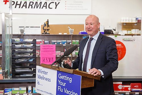 MIKE DEAL / WINNIPEG FREE PRESS
Health and Seniors Care Minister Audrey Gordon and Dr. Brent Roussin, chief provincial public health officer, kick off the provinces seasonal flu vaccination campaign at Health Plus Pharmacy, 1075 Autumnwood Drive, Friday morning.
211022 - Friday, October 22, 2021.