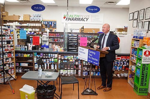 MIKE DEAL / WINNIPEG FREE PRESS
Health and Seniors Care Minister Audrey Gordon and Dr. Brent Roussin, chief provincial public health officer, kick off the provinces seasonal flu vaccination campaign at Health Plus Pharmacy, 1075 Autumnwood Drive, Friday morning.
211022 - Friday, October 22, 2021.