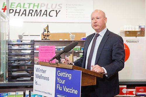 MIKE DEAL / WINNIPEG FREE PRESS
Health and Seniors Care Minister Audrey Gordon and Dr. Brent Roussin, chief provincial public health officer, kick off the provinces seasonal flu vaccination campaign at Health Plus Pharmacy, 1075 Autumnwood Drive, Friday morning.
211022 - Friday, October 22, 2021.