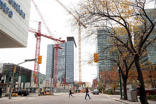 MIKE SUDOMA / Winnipeg Free Press
Construction cranes hang over Carlton St as pedestrians walk by Friday afternoon
October 22, 2021