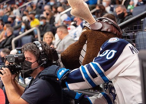 MIKE SUDOMA / Winnipeg Free Press
Mick-E-Moose gives gives a camera operator a shoulder massage as the Manitoba Moose take on the Grand Rapids Griffins Friday night at Canada Life Place
October 22, 2021